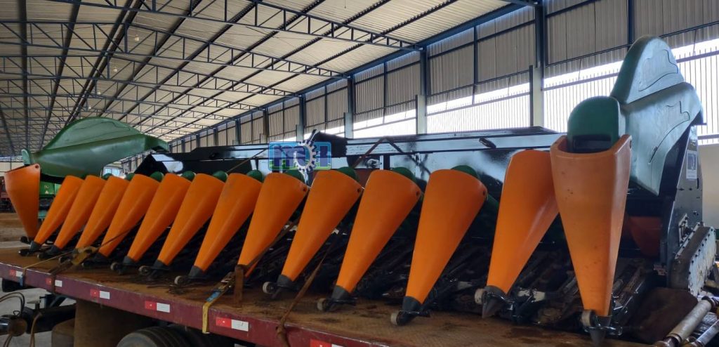 Visão Frontal Linhas Plataforma de Milho 12x50 Stara